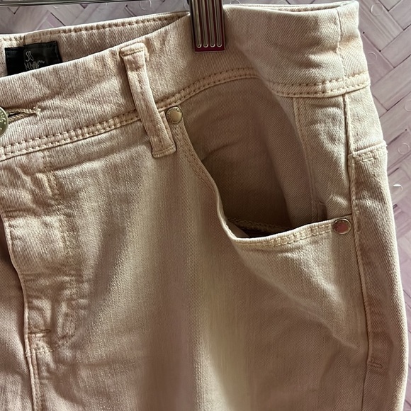 Pale pink, so slimming jeans by Chicos size 0.5 crop denim, soft 4 pockets​​​ - Picture 4 of 10